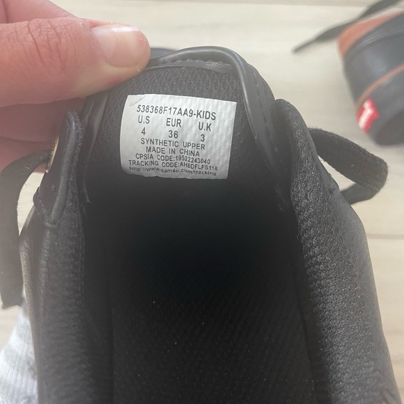 New Levis Kids Black‎ Lace-Up Padded Collar Low Top Sneakers Size 4 - Picture 6 of 6